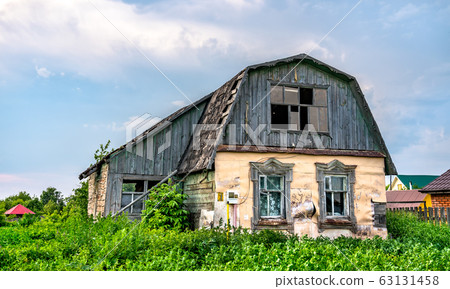 Traditional wooden house on Sviyazhsk Island in Russia 63131458