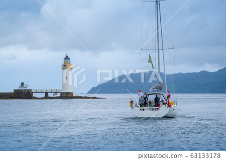 Sailing yacht passing Tobermory lighthouse 63133178