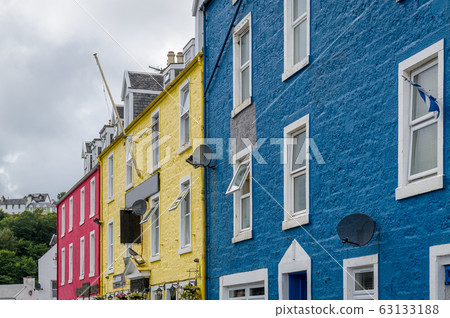 Red, yellow and blue house walls of Tobermory street Red, yellow and blue house walls of Tobermory street 63133188