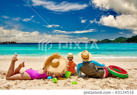 Family with three year old boy on beach 63134518