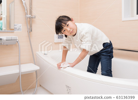 小學女孩清洗浴 小學女孩清洗浴 63136399