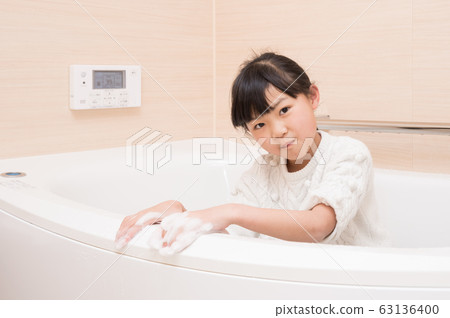 小學女孩清洗浴 小學女孩清洗浴 63136400