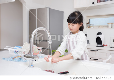 小學女生幫忙 小學女生幫忙 63136402