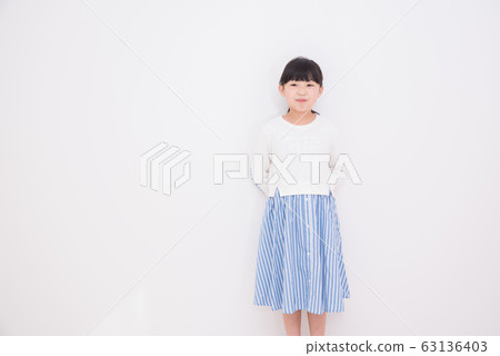 時尚的三年級女孩 63136403
