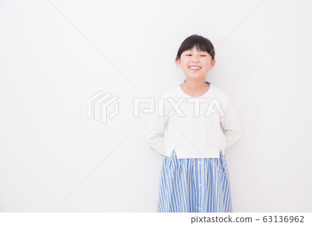 時尚的三年級女孩 63136962