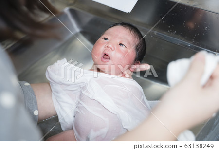 母親接受沐浴指導 4天大的男孩 照片素材 圖片 圖庫