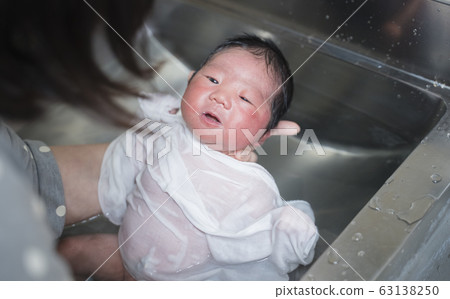 母親接受沐浴指導_4天大的男孩 母親接受沐浴指導_4天大的男孩 63138250