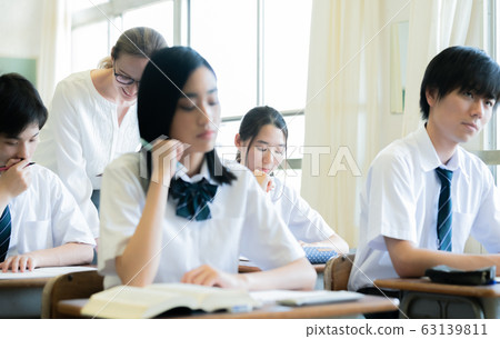 高中生男人和女人上課場景 高中生男人和女人上課場景 63139811