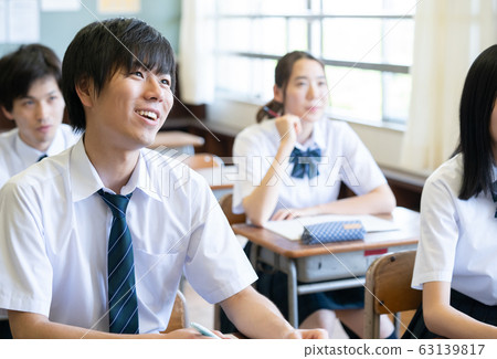 高中生男人和女人上課場景 63139817
