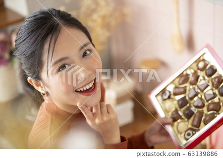 Young woman choosing chocolate 63139886