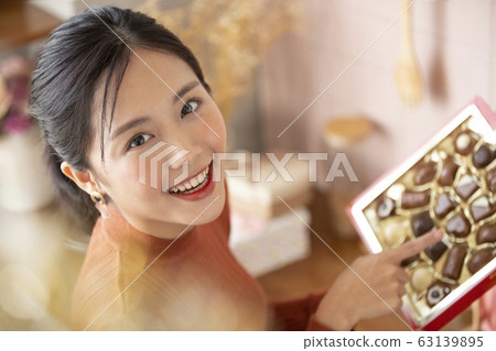 年輕女子選擇巧克力 63139895