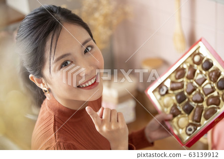Young woman choosing chocolate 63139912