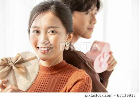 Young couple with presents 63139915