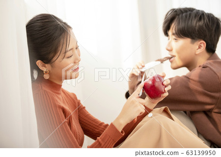 在他們的房間放鬆對年輕的夫婦 在他們的房間放鬆對年輕的夫婦 63139950