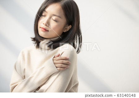 Relaxing portrait of young woman with sunshine Relaxing portrait of young woman with sunshine 63140148
