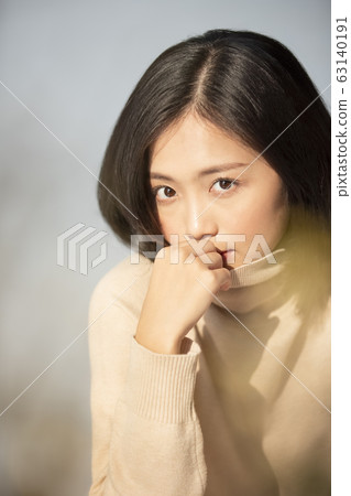 Sunlight and natural portrait of young woman 63140191