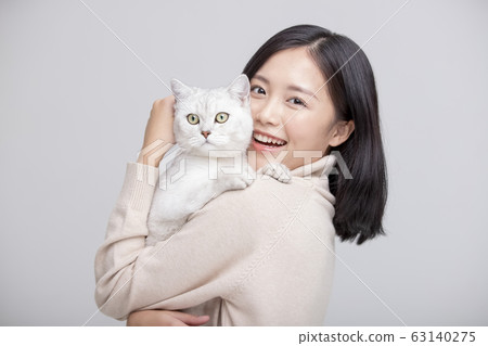 貓擁抱女人灰色背景畫像 63140275