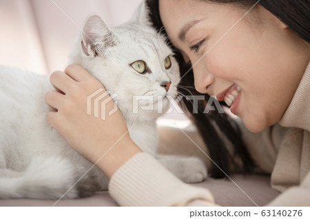 和貓一起生活的年輕女子 63140276