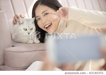和貓一起生活的年輕女子 63140355