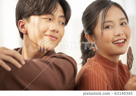 年輕夫婦擁抱在他們的房間 63140385
