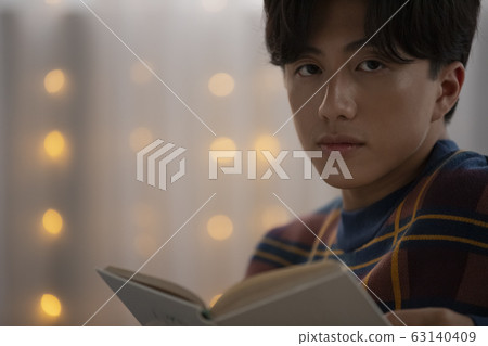 在他的房間裡讀書的年輕人 63140409
