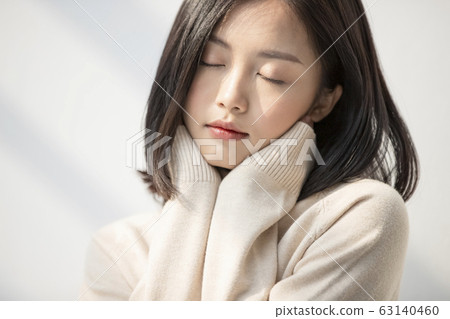 Relaxing portrait of young woman with sunshine 63140460