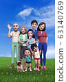 在藍天下的田野中揮舞著一個微笑的家庭 63140769