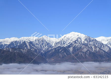 早春信濃大町北阿爾卑斯山漂浮在雲海中 63142115