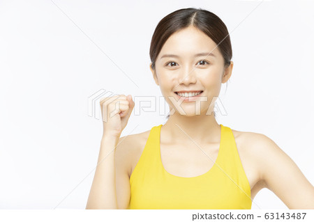 穿運動服的年輕女子的畫像 穿運動服的年輕女子的畫像 63143487