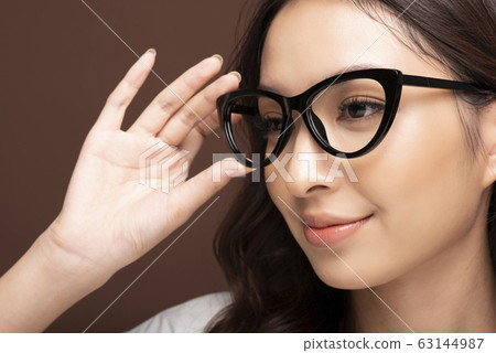 女人戴著眼鏡的面部表情 63144987