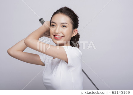 Portrait of a woman playing golf 63145169