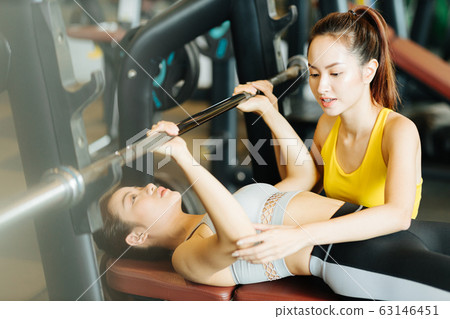 教練和女人做臥推 教練和女人做臥推 63146451