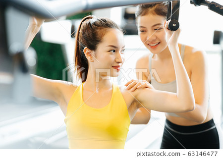 Trainer and woman training machine 63146477