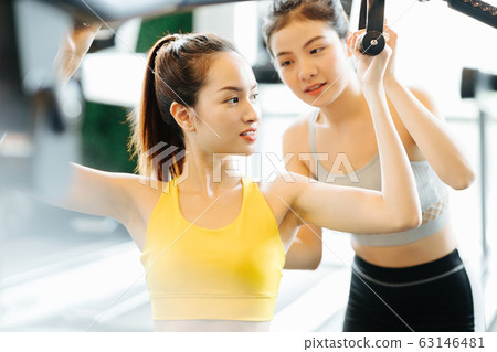 教練和女人訓練機 教練和女人訓練機 63146481