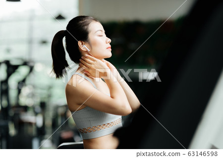 放鬆在體育健身房的年輕女子 放鬆在體育健身房的年輕女子 63146598