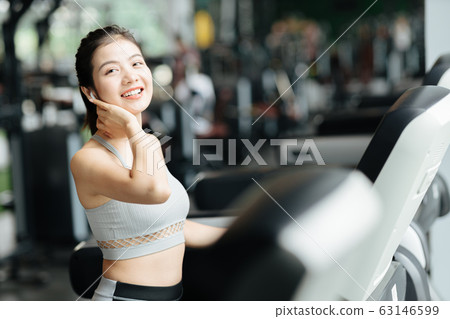 放鬆在體育健身房的年輕女子 63146599