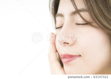 女人閉上眼睛 63147322