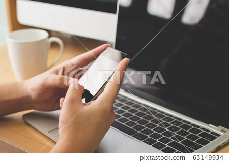 Close-up image of male hands using mobile smart phone 63149934