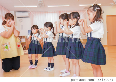 Children singing songs in children's schools, kindergartens and nurseries 63150975