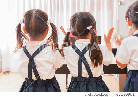 兒童在兒童學校,幼兒園和托兒所唱歌 兒童在兒童學校,幼兒園和托兒所唱歌 63150991
