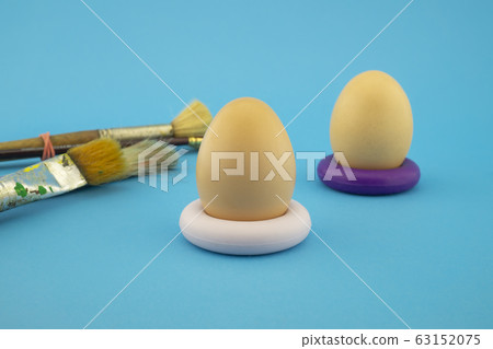 Easter eggs coloring concept on blue background 63152075