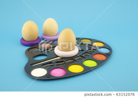 Easter egg decoration concept with paint in pallet Easter egg decoration concept with paint in pallet 63152076