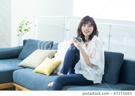Young woman drinking tea 63155083
