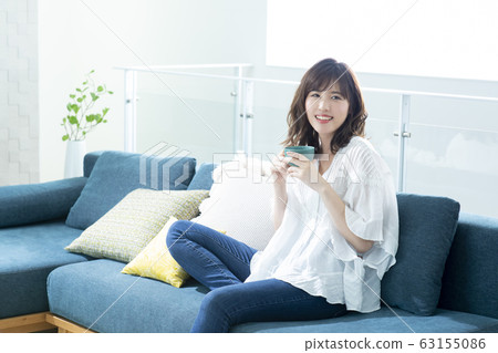 年輕女子喝茶 63155086