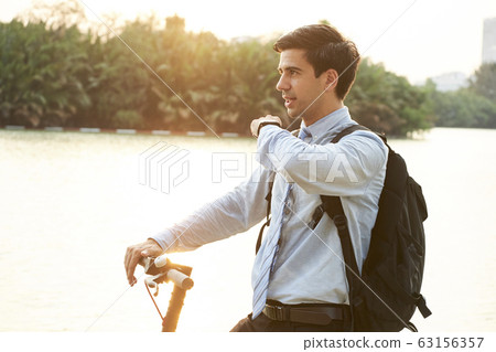 Entrepreneur using virtual assistant 63156357