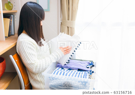一個穿衣服的女人，春天，夏天，換衣服 63156716