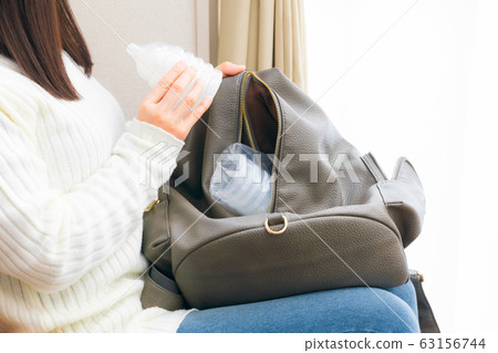 女人準備一次性嬰兒奶瓶 63156744