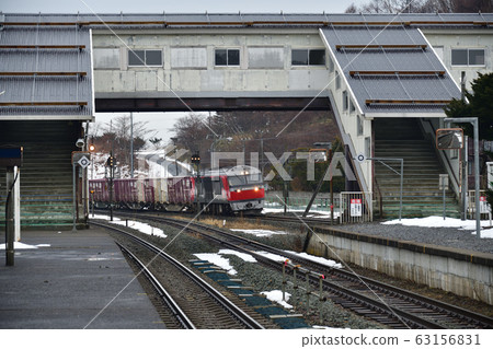 早春穿過北海道豐浦町JR豐浦站的貨運火車的照片 63156831