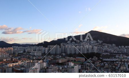 Morning sun rises, the shadow of the city Morning sun rises, the shadow of the city 63157010
