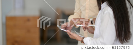 Side view of two university students brainstorming 63157975